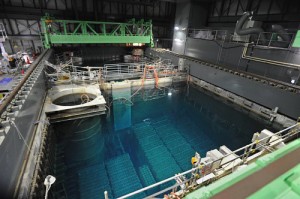 福島第１原発４号機原子炉建屋の５階部分。使用済み燃料プールの底に燃料が見える＝11月６日午後、福島県大熊町（代表撮影）
