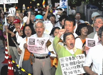 「原発再稼働反対。汚染処理をしっかりやれ」などと抗議のコールをする人たち＝9月13日、首相官邸前