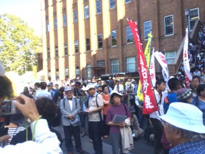 10月13日、東京・日比谷公会堂の外で、デモ行進に参加するため集まった住民（写真=山本雅彦氏撮影）