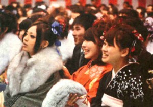 高校時代の恩師からのビデオレターに笑顔を見せる新成人たち＝1月12日、岩手県釜石市