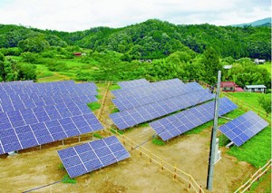 雑種地に設置した太陽光発電パネル＝福島県伊達市(福島農民連のHPより）