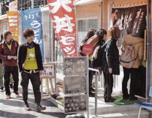 「さんさん商店街」を訪れた復興ボランティアの学生たち＝3月３日、宮城県南三陸町