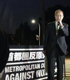 （写真）原発をゼロにとスピーチする笠井亮衆院議員＝4月25日、国会正門前