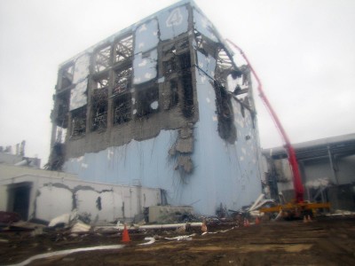 福島第１原発で建屋が崩壊した４号機の使用済み核燃料プールに注水車（右）から放水する様子＝2011年３月22日、東京電力提供