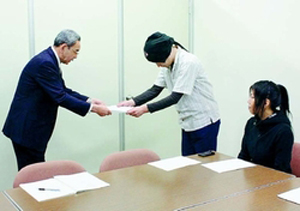 要請書を提出する戸田さん（中央）とミサオさん（右）＝5月２日、内閣府