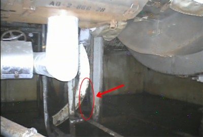 東京電力福島第１原発３号機の原子炉建屋１階で、格納容器につながる配管から漏れている水（写真円内）＝15日（東電提供に加筆）