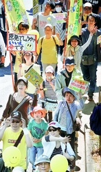 （写真）原発ゼロを訴えて歩く参加者たち＝5月11日、東京都武蔵野市