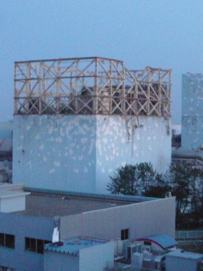 水素爆発で原子炉建屋の上部が吹き飛んだ1号機＝2011年3月12日（東京電力提供）