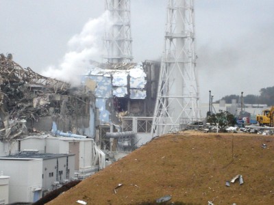 水素爆発を起こし建屋が崩壊した福島第１原発３号機（手前）。向こう側が４号機＝２０１１年３月15日、東京電力提供