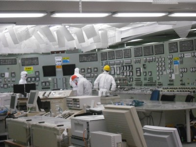福島第1原発2号機の中央制御室。事故直後の15日、作業員を引き揚げさせています＝2011年3月26日撮影、東京電力提供
