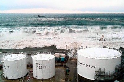 防潮堤を超えて福島第1原発に迫る津波＝2011年３月11日、東京電力提供