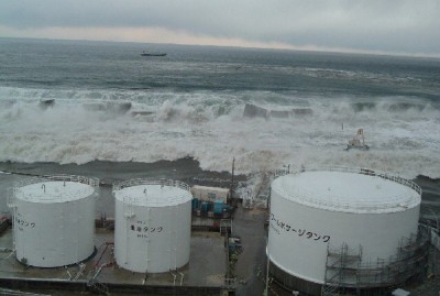 高さ10メートルの防潮是を破壊して福島第1原発に迫る津波＝2011年3月11日、東京電力提供
