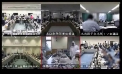 ２０１１年３月１１日から１５日までの東電テレビ会議の映像。中央下は、オフサイトセンターにいる人たちが防護服姿で映っています（東京電力提供）