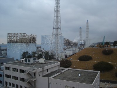 １号機（左端）が水素爆発した直後の１〜４号機＝2011年3月15日撮影､東京電力提供