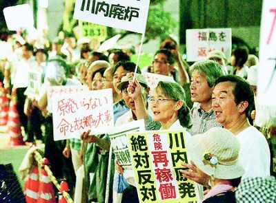 （写真）「川内原発再稼働反対」「原発なくせ」とコールする人たち＝10月３日、首相官邸前