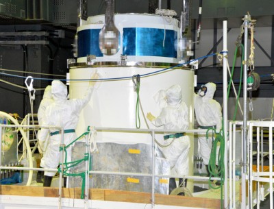 使用済み核燃料プールから取り出された燃料を納めた輸送容器＝12月20日午前、東京電力福島第１原発（代表撮影、一部画像を処理）