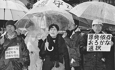 （写真）「全ての原発再稼働反対」とコールする抗議行動参加者＝４月１０日、首相官邸前