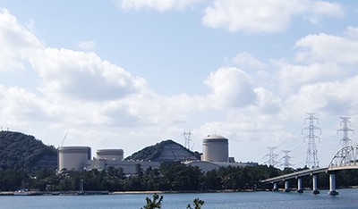 関電美浜原発３号機（右端）。左側は、同１、２号機（写真=山本雅彦）