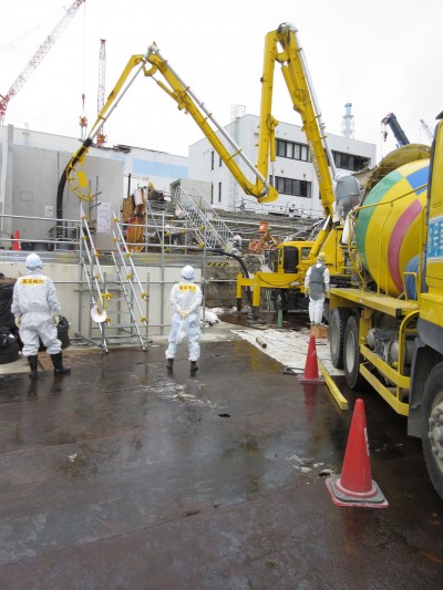福島第１原発３号機の海水配管トレンチから高濃度の汚染水を取り出し、セメント材で埋める作業＝2015年２月5日（東京電力提供）