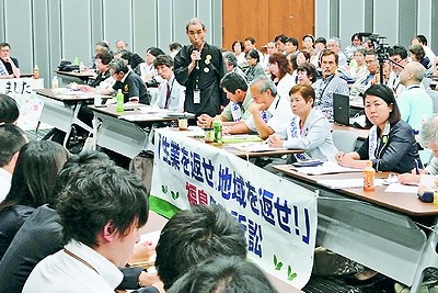 （写真）政府・東電に迫る交渉参加者＝６月３日、国会内