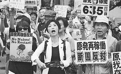 （写真）「全ての原発再稼働反対」と声のかぎりにコールする人たち＝6月12日、首相官邸前