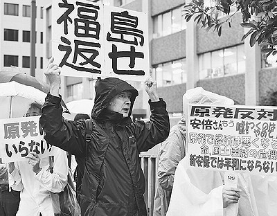 （写真）原発いらない、再稼働反対とコールする人たち＝６月１９日、首相官邸前
