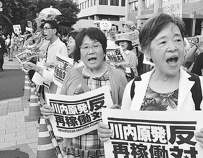 （写真）川内原発の再稼働を許さないと抗議する人たち＝７月10日、首相官邸前