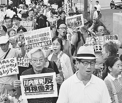（写真）「川内原発再稼働反対」「原発なくせ」と声をあげる人たち＝７月１７日、首相官邸前