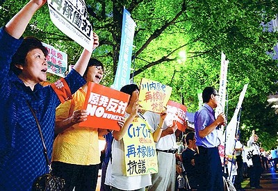 （写真）九州電力東京支社前で川内原発再稼働に抗議する人たち＝８月13日、東京・有楽町