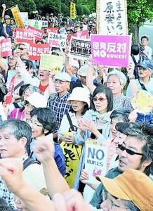 （写真）原発の再稼働反対、安倍首相はやめろと抗議する人たち＝９月22日、国会正門前