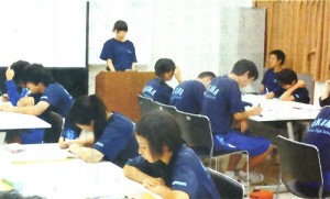 テーマを交流する生徒たち＝2015年９月17日、福島県会津若松市の大熊中学校