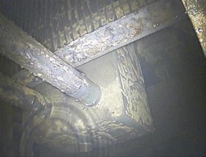 福島第１原発３号機の格納容器内の画像。水面に広がる波紋（左下）が確認でき、金網状の台（上）などが水没していました＝10月20日午前（東京電力提供）