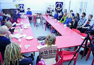 （写真）被爆者の山田さん（中央奥右から２人目）らと地元活動家らが核兵器廃絶と原発ゼロの願いを交流した集会＝１０月５日、ヘルシンキ市内