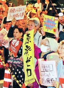 （写真）「再稼働反対」「原発ゼロに」と声をあげる人たち＝10月23日、首相官邸前