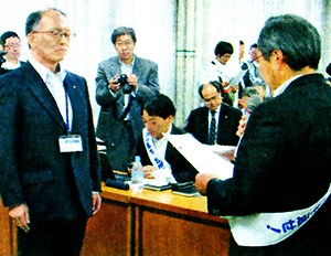 20ミリシーベルト問題で福島県の担当者（左）に要望書を提出する生業訴訟原告団の中島孝団長（右）