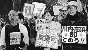 （写真）「安倍首相は原発止めろ」「原発を廃炉に」と声を上げる人たち＝２月１９日、首相官邸前