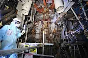 4号機の原子炉格納容器内部。壊れ、さび付いたままの機器類が今も事故の傷痕を残します＝2月22日、福島県大熊町の東京電力福島第1原発