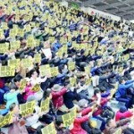 （写真）「原発ＮＯ！」とアピールする福島県民大集会の参加者＝３月１２日、福島県郡山市