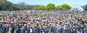 （写真）「原発のない未来へ」とアピールする全国大集会参加者＝３月26日、東京・代々木公園 