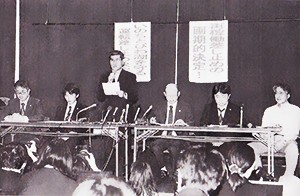 　「声明」を読み上げる申立人団の辻団長（左から３人目）ら＝９日、大津市