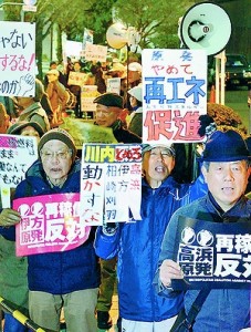 （写真）「原発やめろ」「安倍はやめろ」とコールで抗議する人たち＝４月１日、首相官邸前