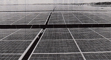 フランス南西部ボルドー近郊にある欧州最大の太陽光発電のパネルが並べられたエネルギーパーク＝2015年12月（ロイター）
