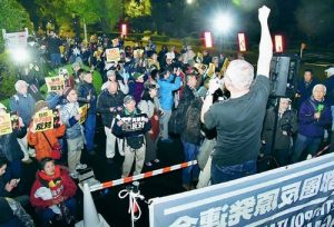 （写真)「再稼働反対」とコールする人たち＝11月11日、国会正門前